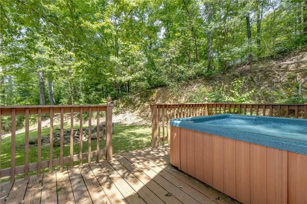 Bear Ridge 3 Bedroom Home with Hot Tub
