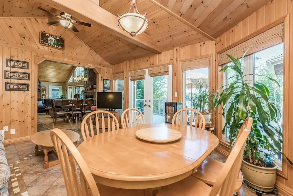 Stewart Lake Retreat A Gorgeous Beachfront Lakehouse With all the Bells & Whistles!