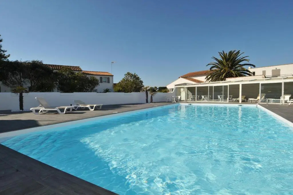 Location dans résidence avec piscine à 50m de la plage