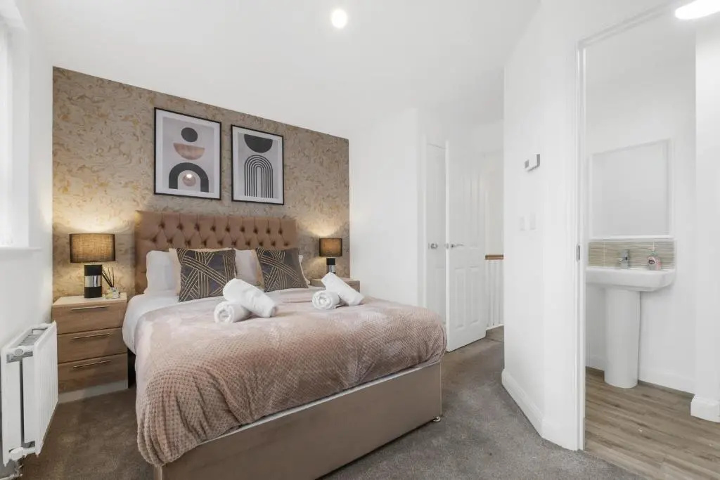 Luxury 2 Bed House City Centre ✘ BBQ & GARDEN ☆ FAMILY FRIENDLY→ Swingball & Outdoor Furniture - FREE PARKING → With 50 Inch Smart TV, FREE NETFLIX & WIFI ✘ Comfy Seating Area - BY MAEVELA®