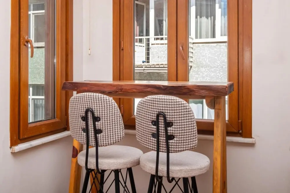 Authentic Central Flat With Bay Window in Besiktas