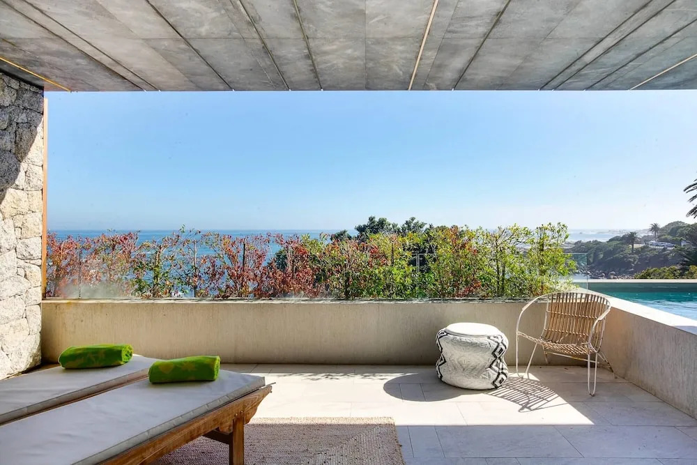 Modern Seaside Apartment w Incredible Views Lillamton