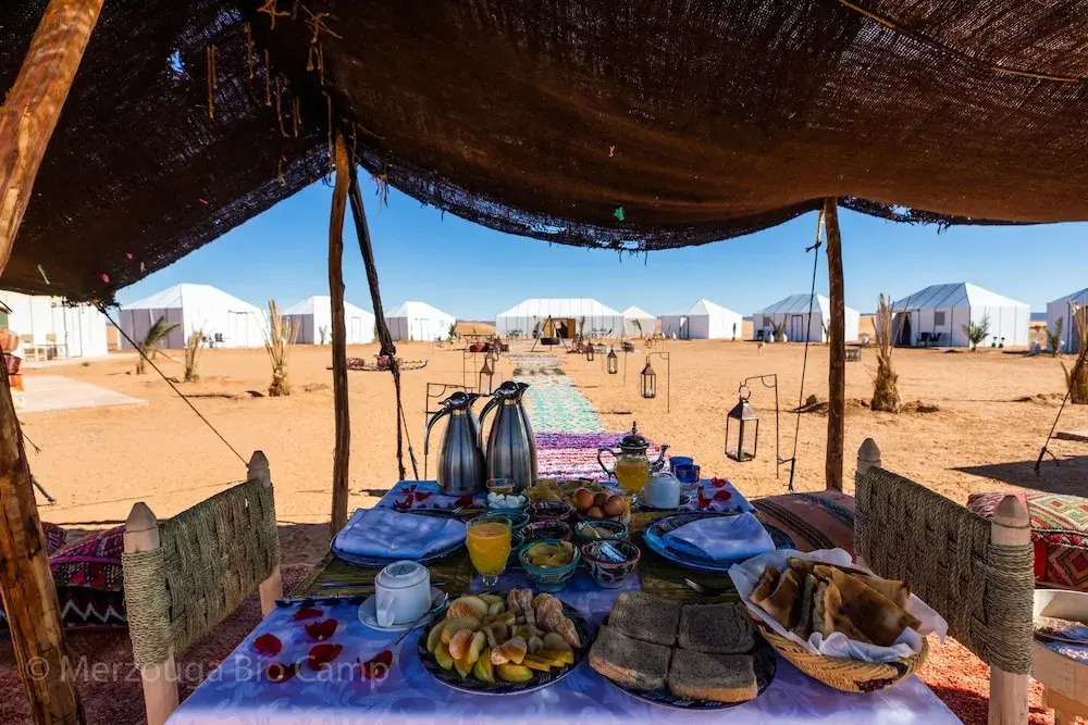 Splendid desert Saharian Luxury Camp in quiet and idyllic sand dunes