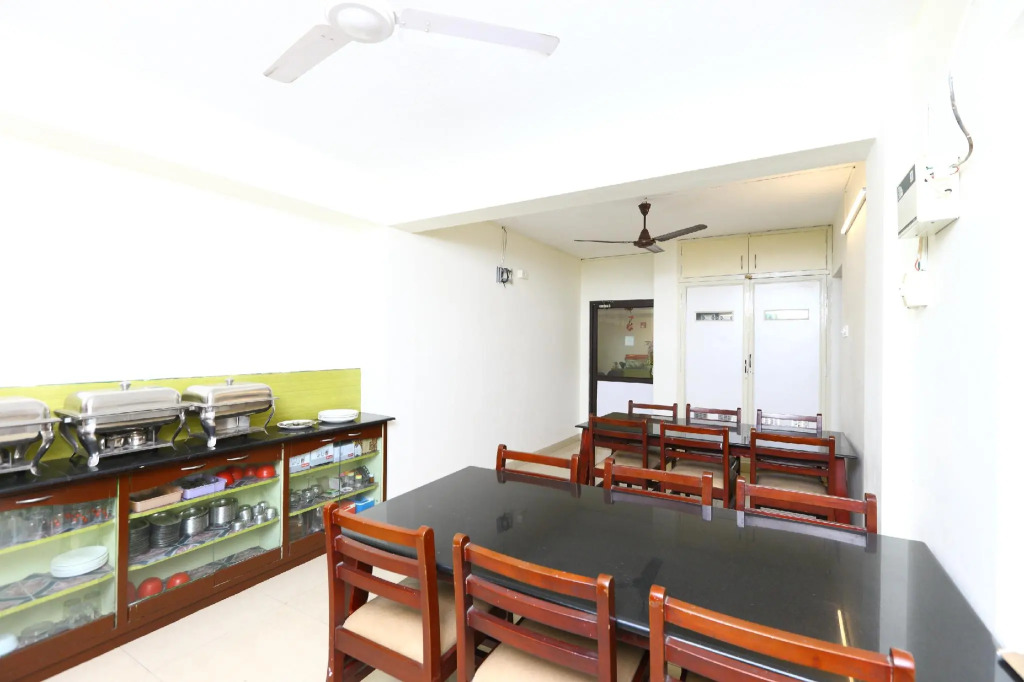 OYO Flagship 475 Audi Nivas, North Usman Road