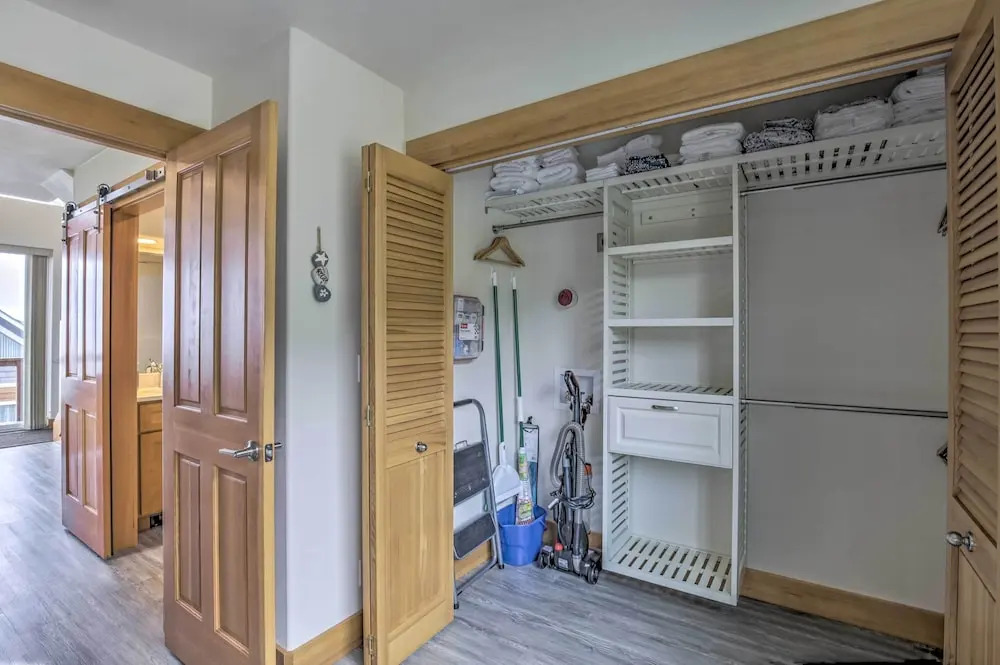 Yachats Gem w/ Private Balcony & Ocean Views!