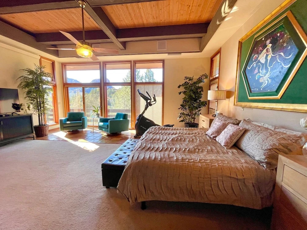 Hilltop Designer Villa, 3 Acres, Forever Views