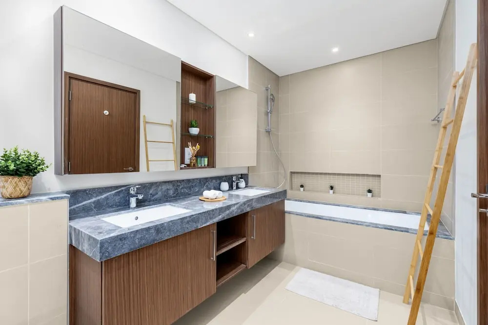 Waves - High-Rise Elegance: 2BR Apt with Marina Views