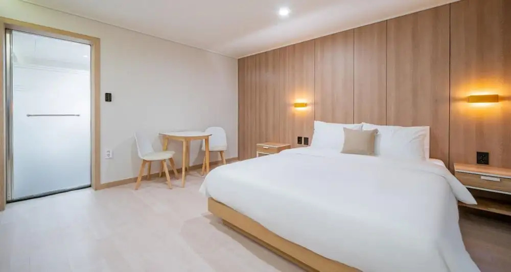 Two H Hotel