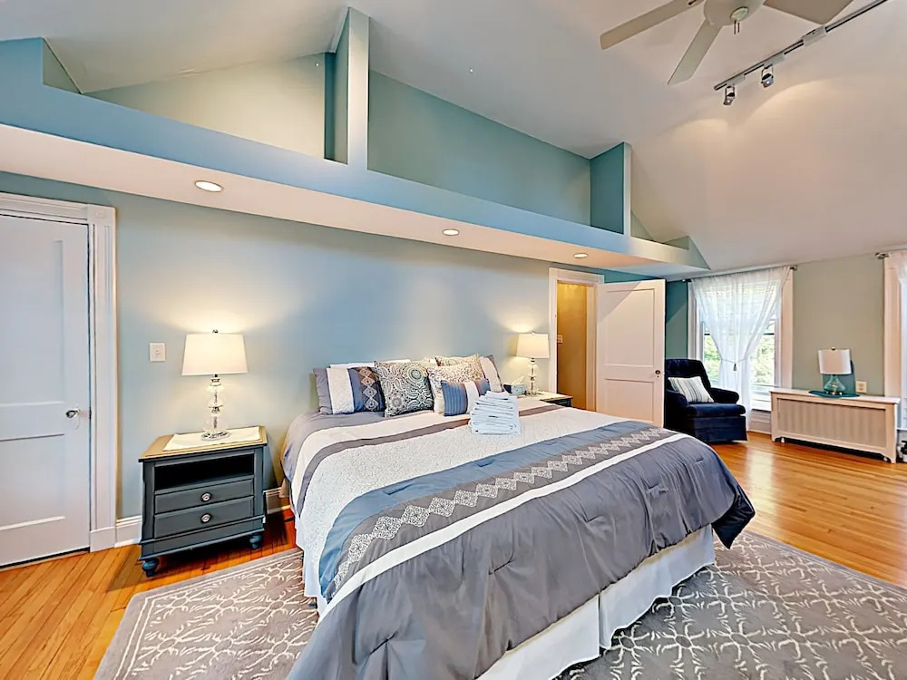 200 South Sea Ave House by RedAwning