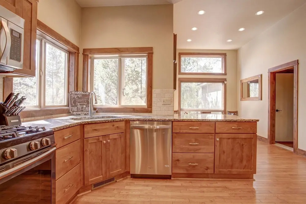 Stunning W/ Hot Tub & Expansive Deck 4 Bedroom Home
