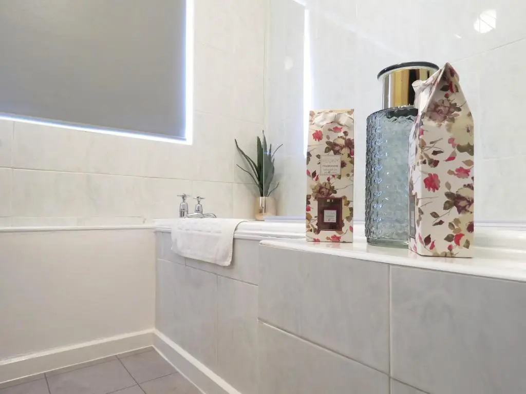 Tudors eSuites 3 Bedroom Apartment 6 Beds & Parking