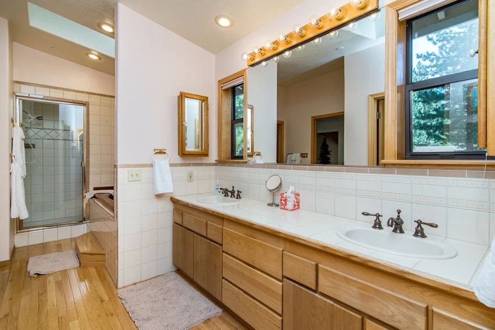 Roomy 5br W/ Hot Tub, Lake View & Beach Access 5 Bedroom Home