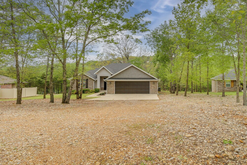 Table Rock Lake Retreat: Walk to Shore!
