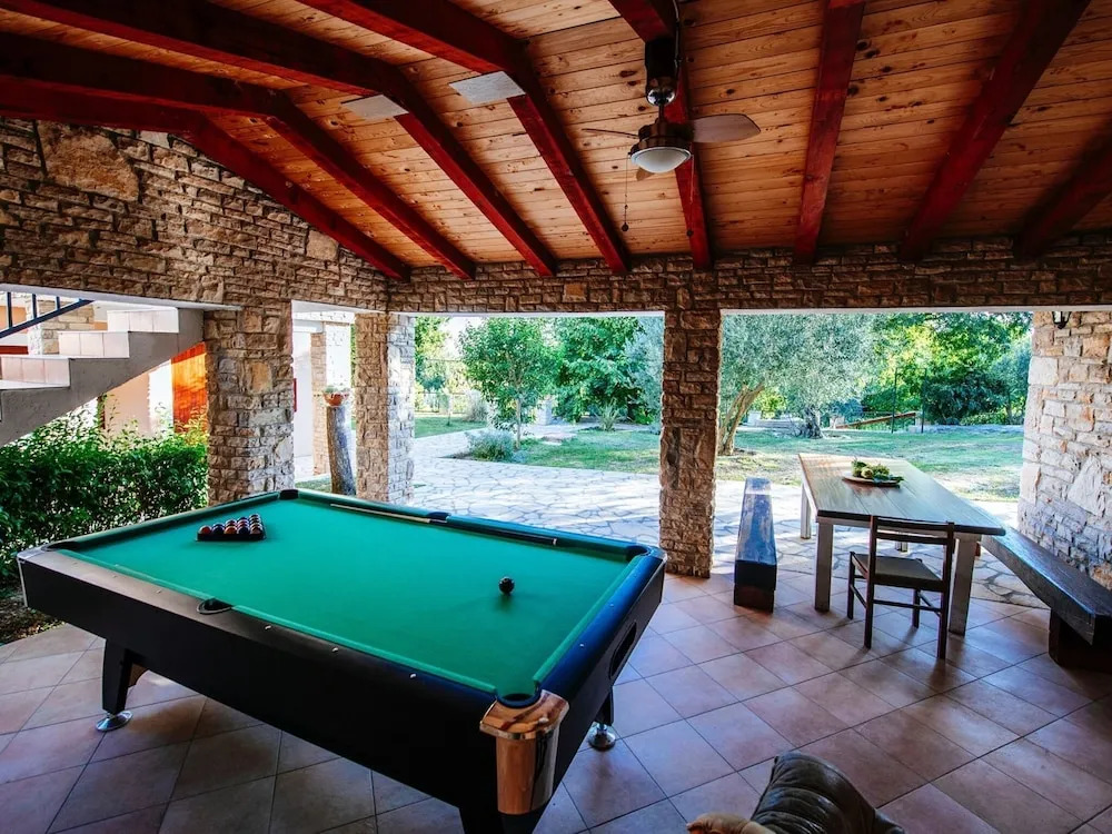 Lovely Holiday Home With Private Pool, Home Gym, Traditional Tavern, Stone BBQ
