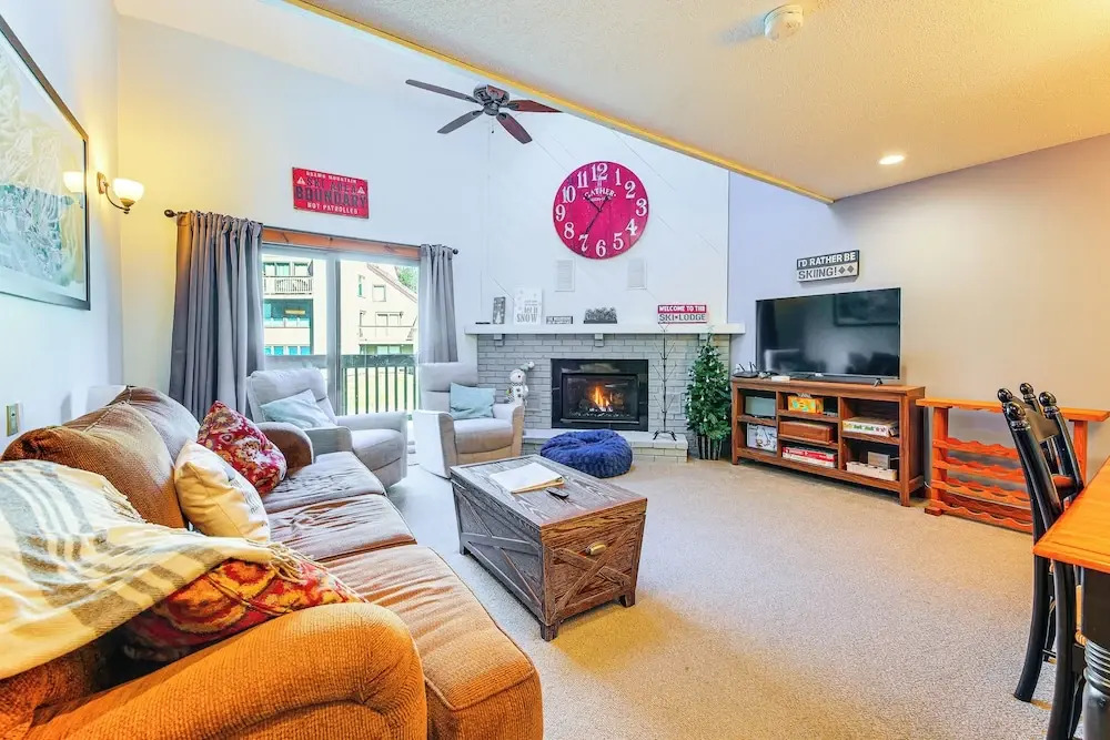 Walk to Mt Snow: Cozy West Dover Condo