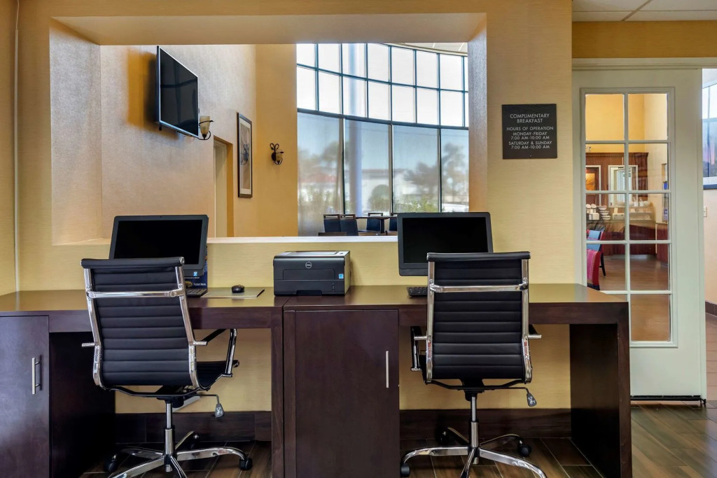 Comfort Inn & Suites Near Universal - N Hollywood - Burbank