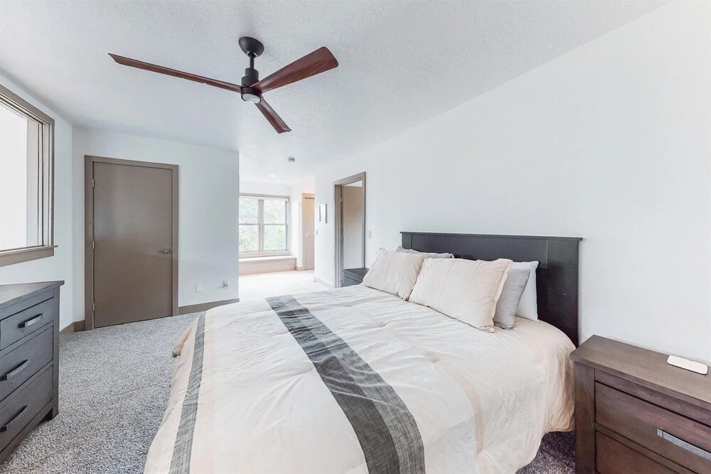 Contemporary 3 Bedroom Condo in West Keystone Along Shuttle to Slopes