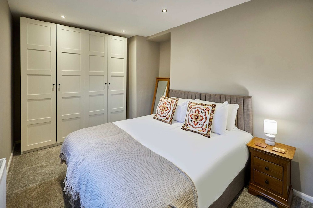 Host Stay Crescent House