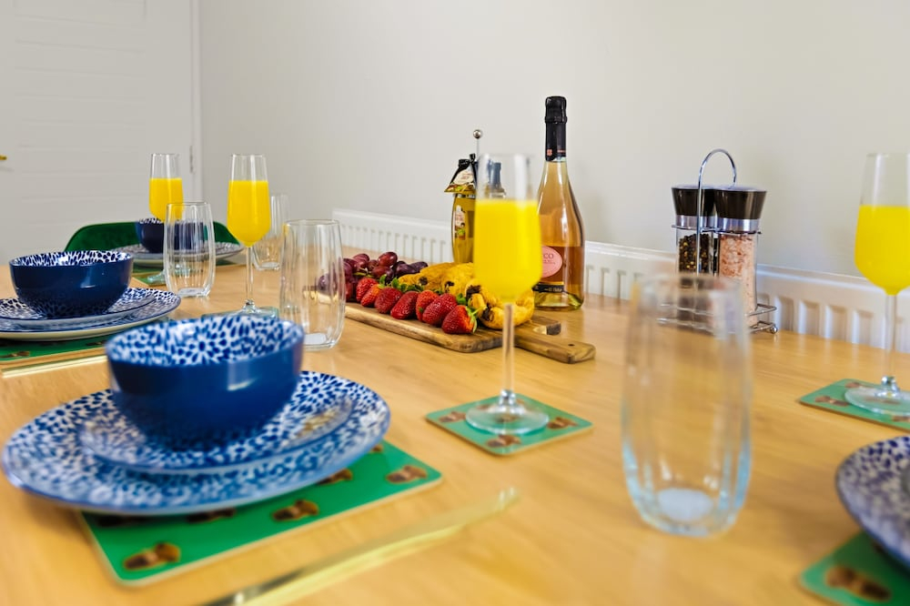 House - Sleeps 6 - On Street Parking