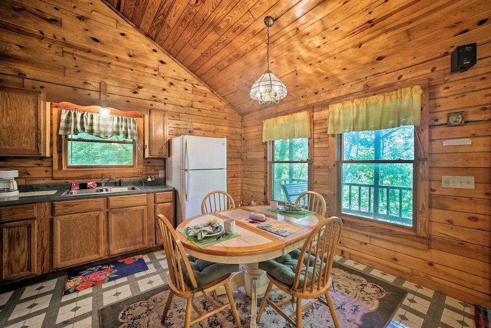 Eureka Springs Studio w/ Deck, Views & Bbq!