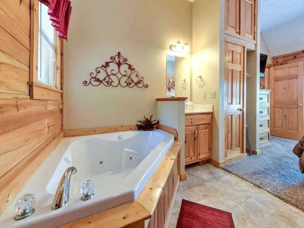 Knotty N Nice 2 Bedroom Home with Hot Tub