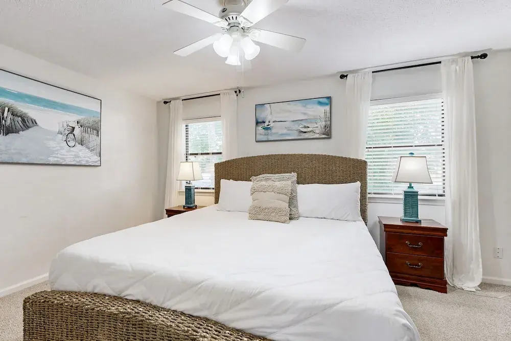 Snowbird-friendly Condo With Patio, Central AC, W/d, Pool & Tennis - Near Beach