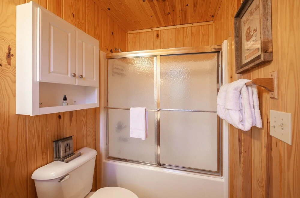 Barefoot Cabin 4 Bedroom Cabin by RedAwning