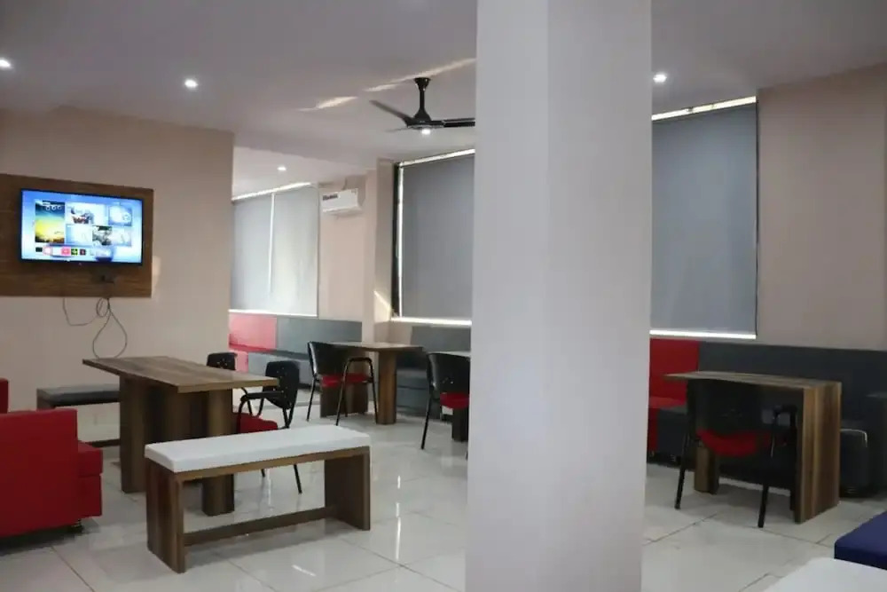 Goroomgo Pat Village Inn Indore