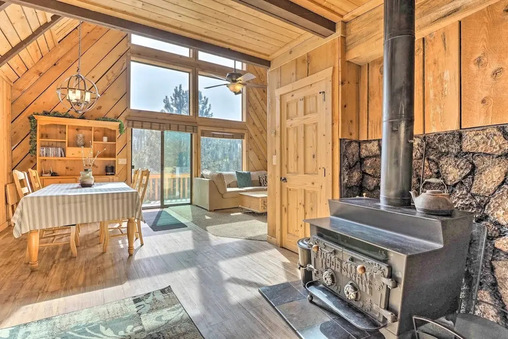Pet-friendly Duck Creek Village Cabin w/ Fire Pit!