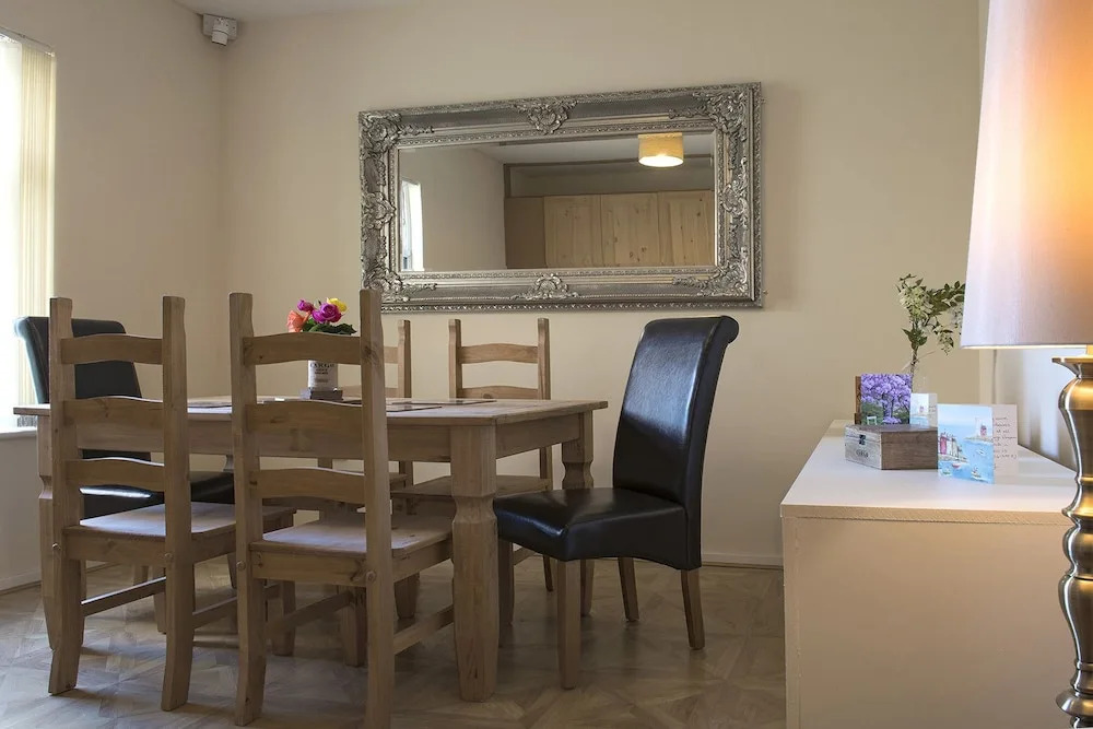Cargo Cafe Apartments