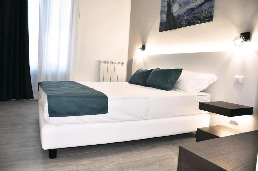 Leone Apartments