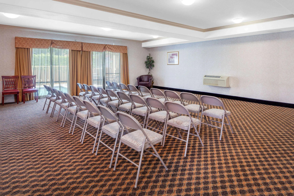 Howard Johnson Hotel & Suites by Wyndham Pico Rivera