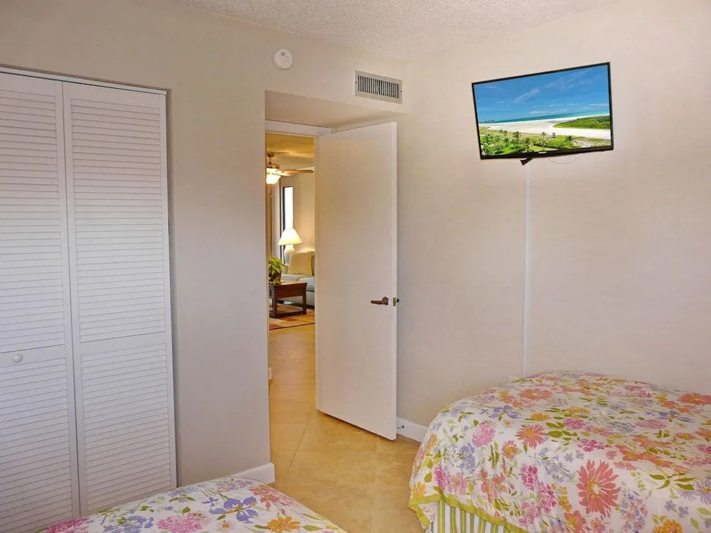 Stylish Condo Across From South Beach