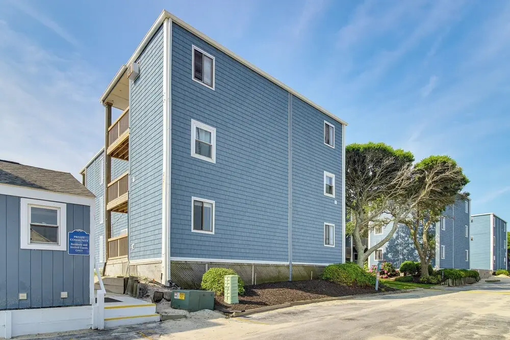 Walk to Ocean: North Topsail Beach Gem w/ Balcony!