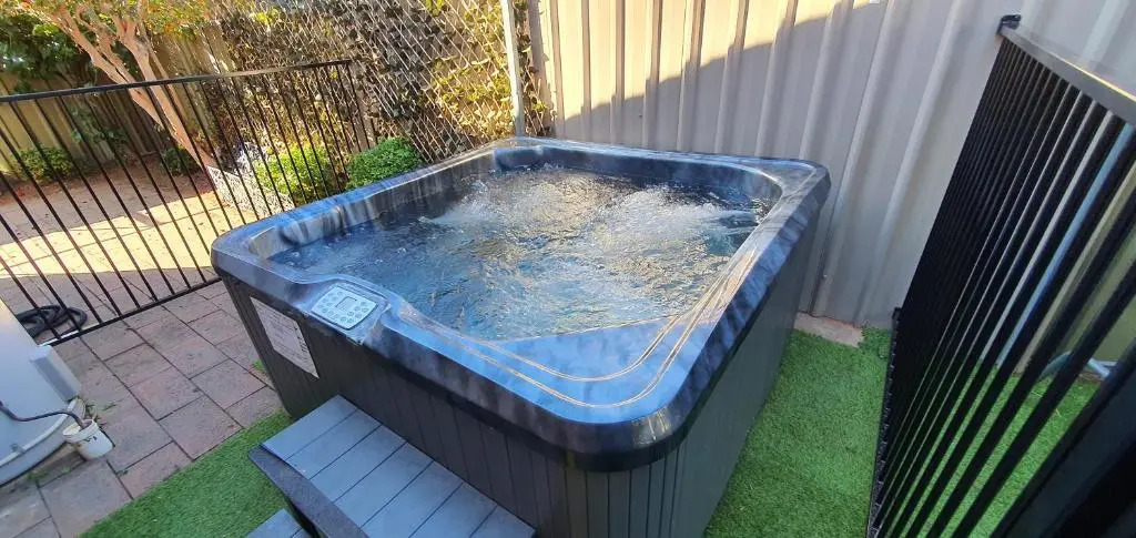 Flamingo Rentals - Modern 2-bed unit with SPA ideal for holiday and business travel