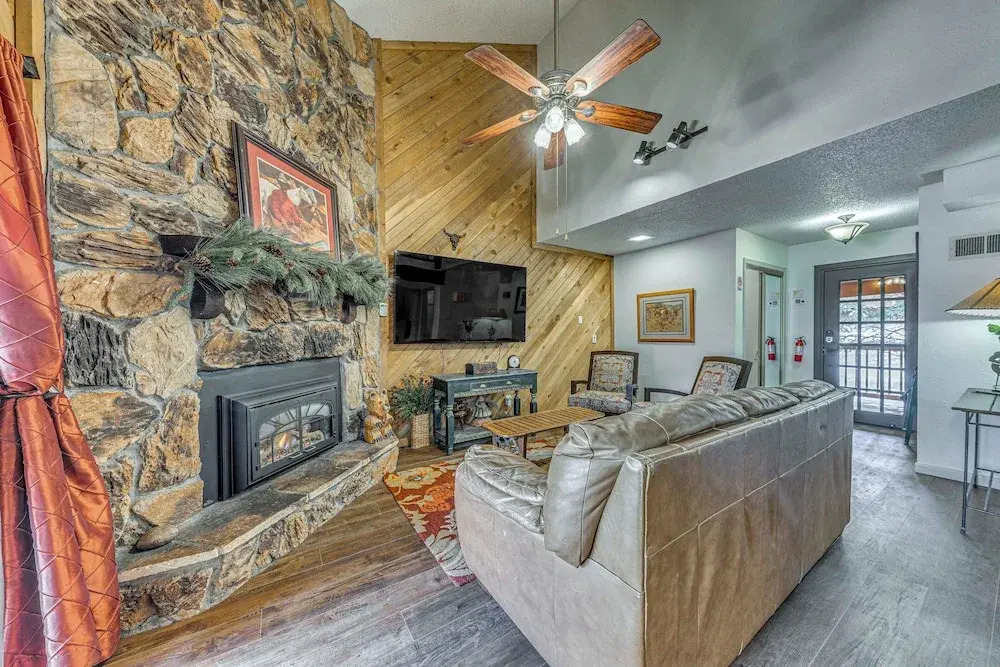 Spacious Ruidoso Retreat w/ Hot Tub & 2 Kitchens!