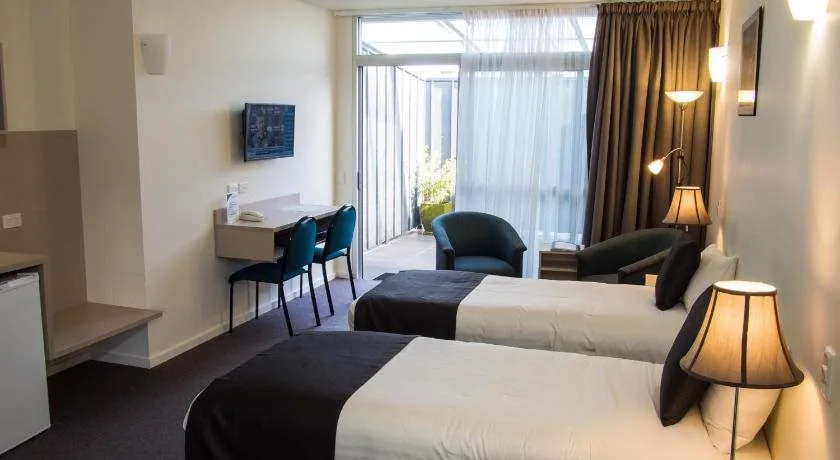 Shoreline Hotel