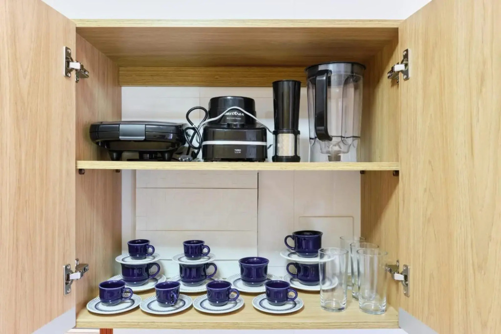 Apartamento com 02 dormitórios bem equipado com Ar condicionado - 100 metros da Praia