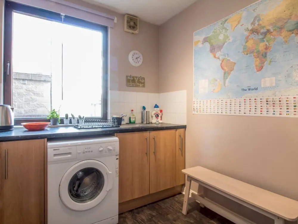 Spacious Canal side Apartment With Free Parking