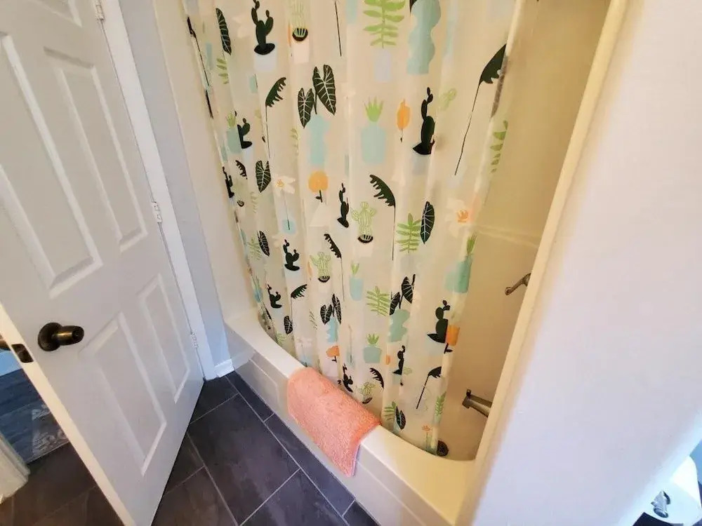 All Decked Out - 4 Beds, Pool & Pets Welcome 4 Bedroom Home