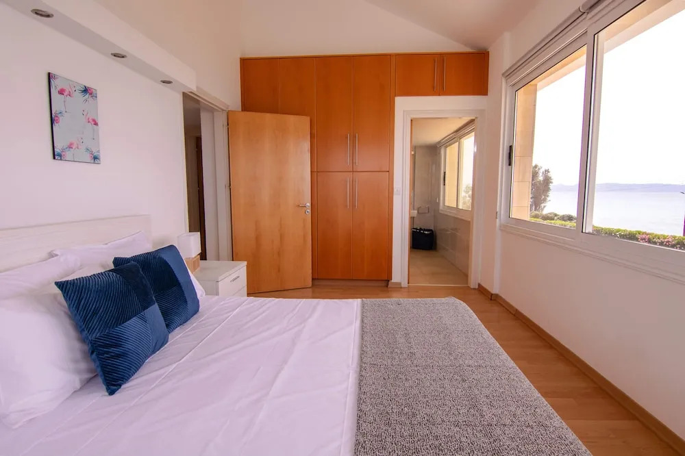 Phaedrus Living Beachfront Villa Mare