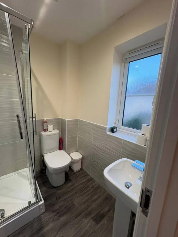 Spacious 3-bed House - Sleeps 8, Garden & Parking