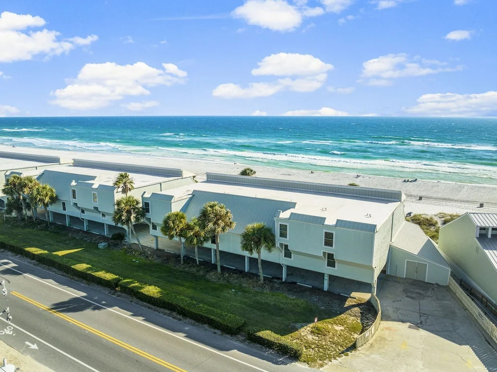3br, 3BA Beachfront Townhome! Sleeps 11! Ocean View! Steps to the Beach!