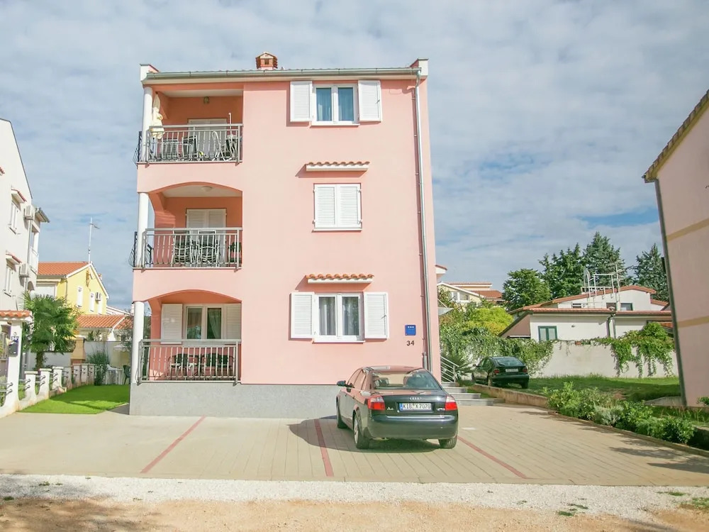 Nice Decorated one Bedroom Apartment With Balcony, Private Parking