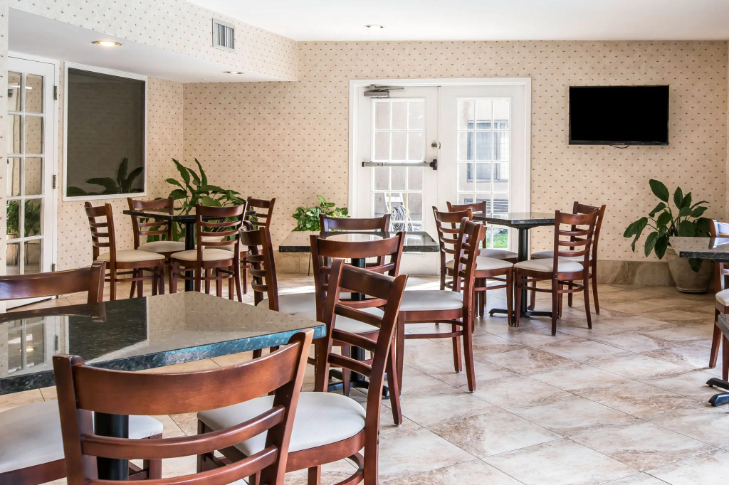 Comfort Inn & Suites - near Robins Air Force Base Main Gate
