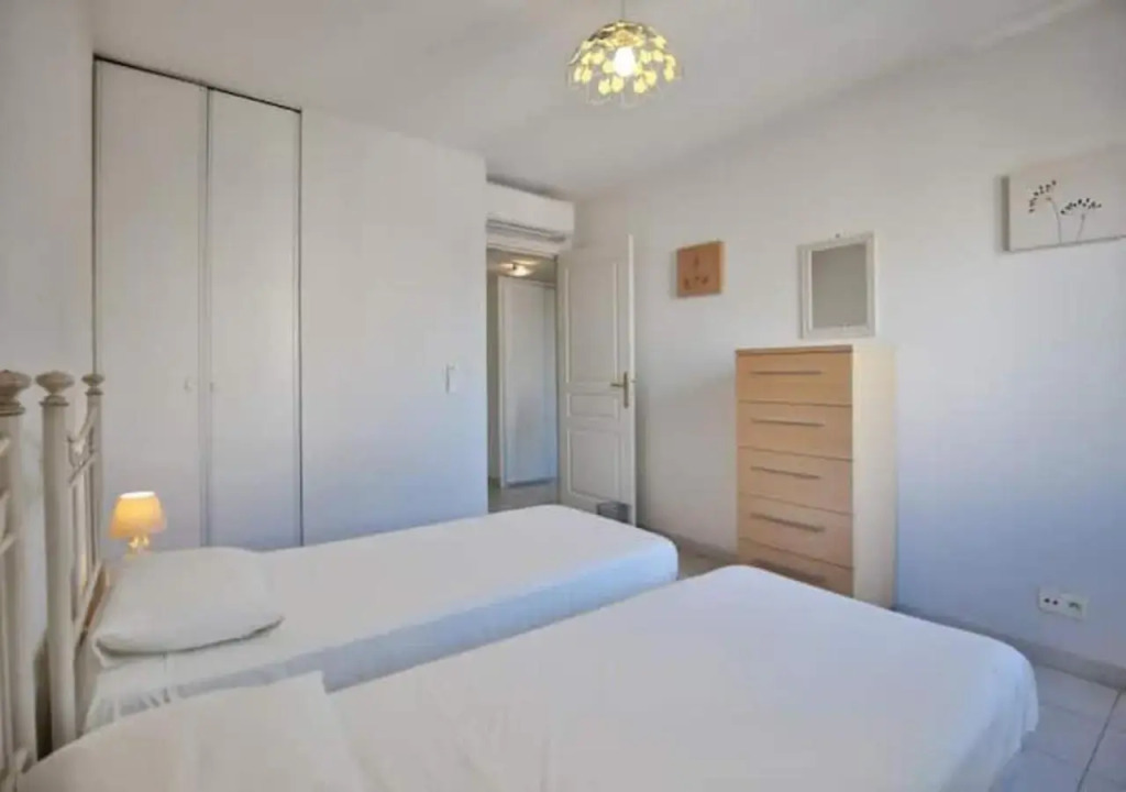 Luxe 4th Floor Apt/Balcony/Parking/by Marina + Shops