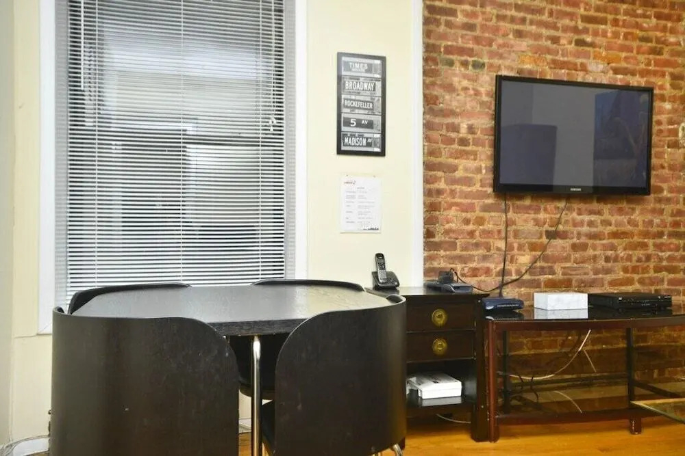 Charming 2 BR - Upper East # 1