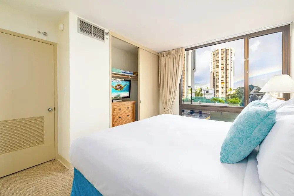 Waikiki Sunset 2 bedroom with Diamond Head View and Parking