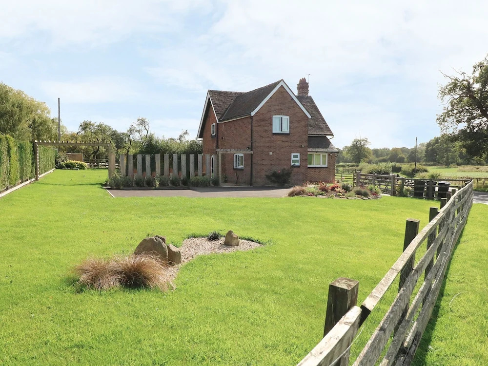 Ardsley Cottage - Longford Hall Farm Holiday Cottages