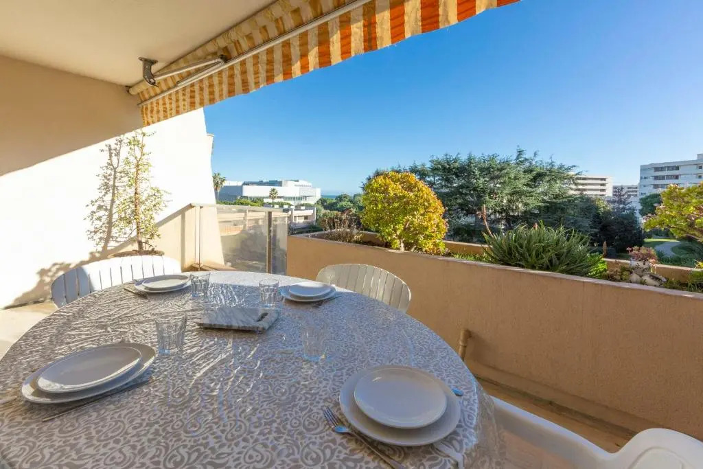 3 bedroom apartment of 90m2 with a spacious terrasse and a parking spot !